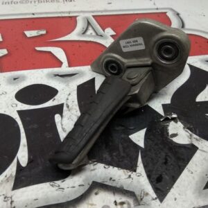 ESTRIBERA DELANTERA DERECHA