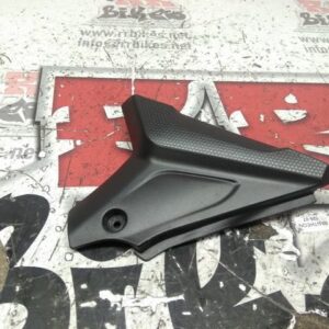 PLÁSTICO BAJO ASIENTO IZQUIERDA