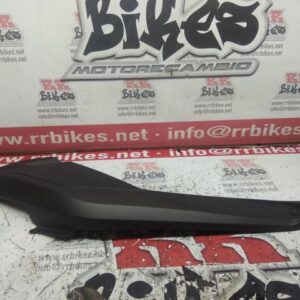 PLÁSTICO BAJO ASIENTO IZQUIERDO