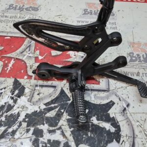 ESTRIBERA DELANTERA DERECHA SUZUKI GSXS1000 2022