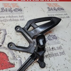 ESTRIBERA DELANTERA IZQUIERDA SUZUKI GSXS1000 2022