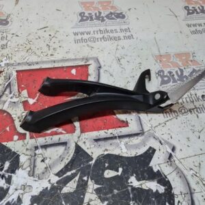 ESTRIBERA TRASERA IZQUIERDA SUZUKI GSXS1000 2022