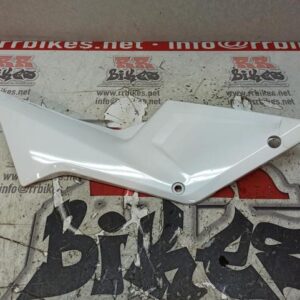 TAPA BAJO ASIENTO DERECHA SUZUKI VSTROM 1050 XT 2022