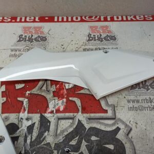 TAPA BAJO ASIENTO IZQUIERDA SUZUKI VSTROM 1050 XT 2022