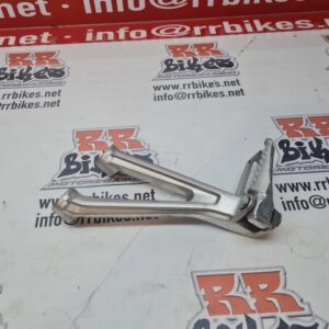 ESSTRIBERA TRASERA IZQUIERDA HONDA CBR650R 2025